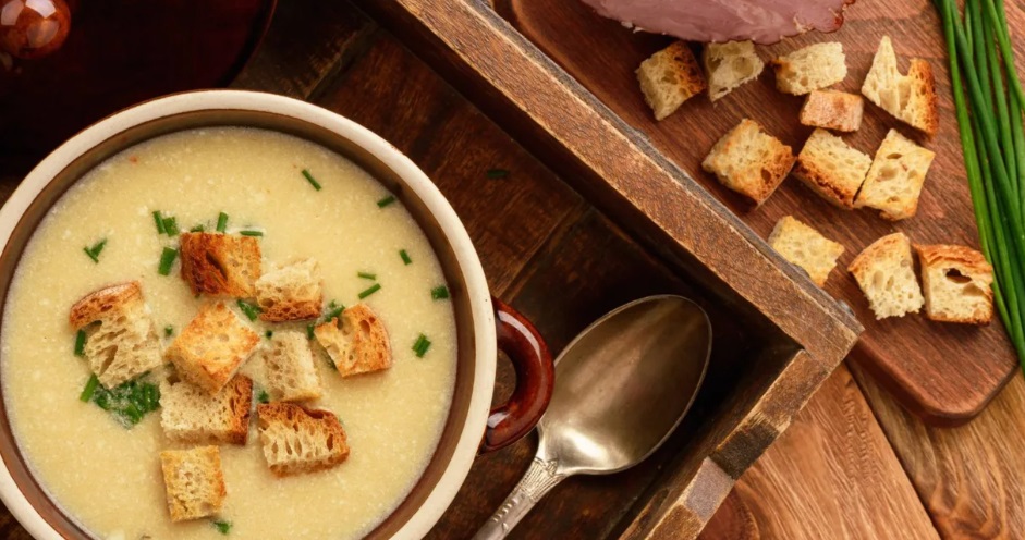 Creamy Onion Soup with Croutons